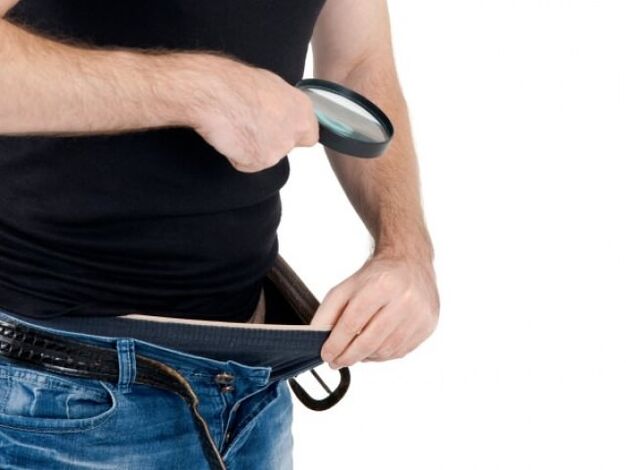 Ein Mann schaut in seine Hose und möchte seinen Penis vergrößern