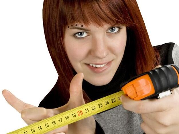 Mädchen zeigt, wie man einen kleinen Penis vergrößert